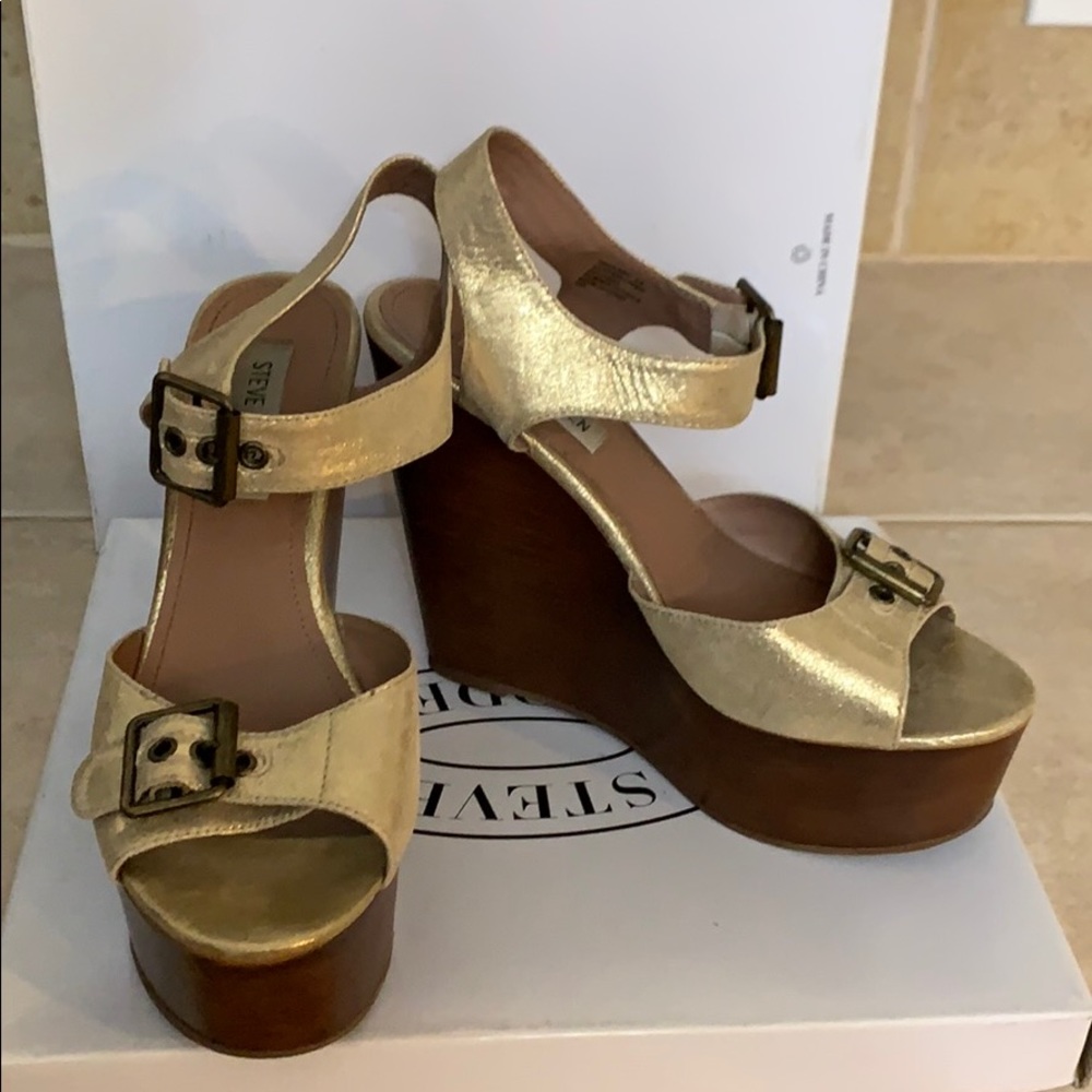 Dusty Gold “Wizarrd” Sandals